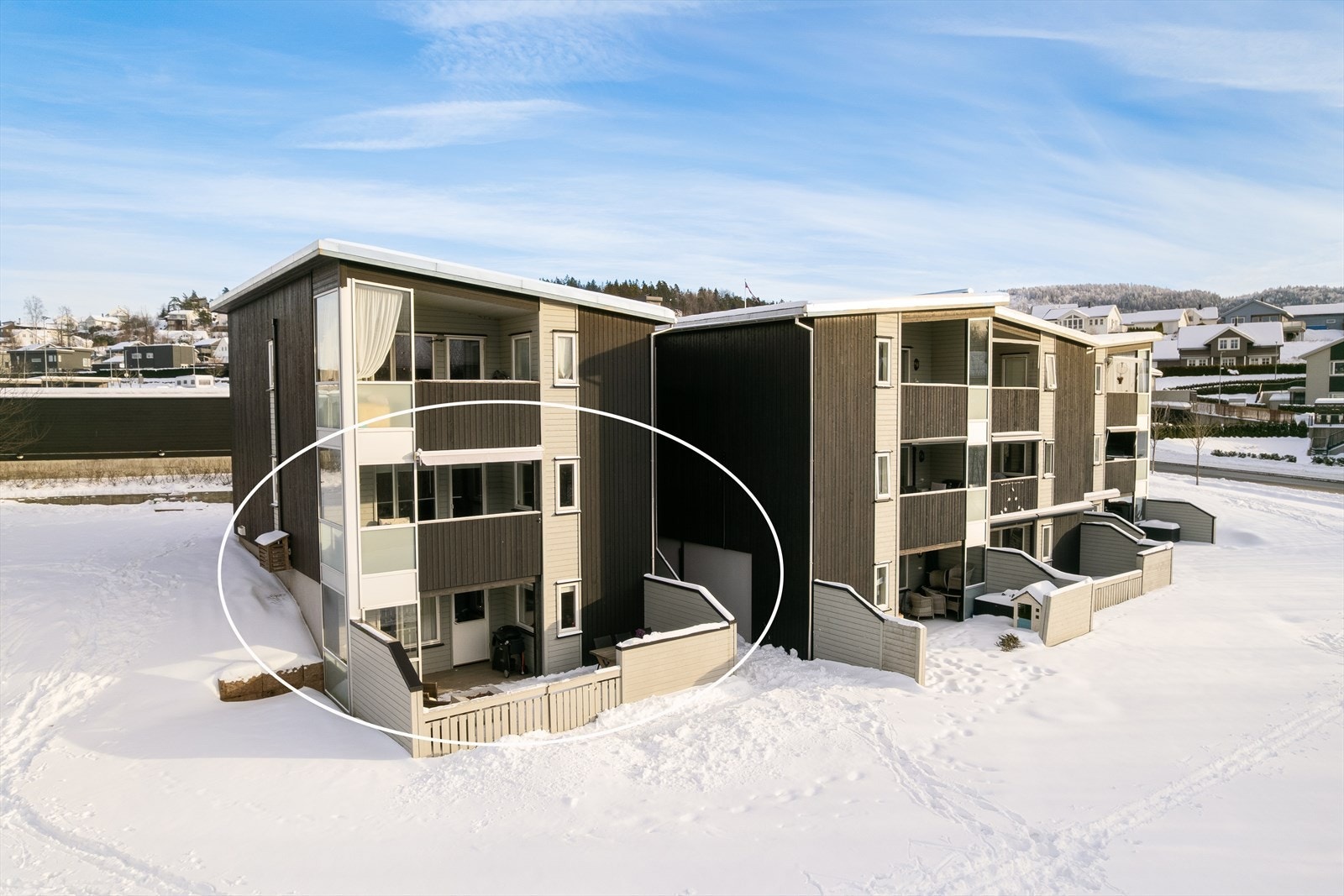 Boligen har en god intern beliggenhet på Kniveåsen - solrikt og stille, samtidig med kort vei til bussholdeplass Galleribilde