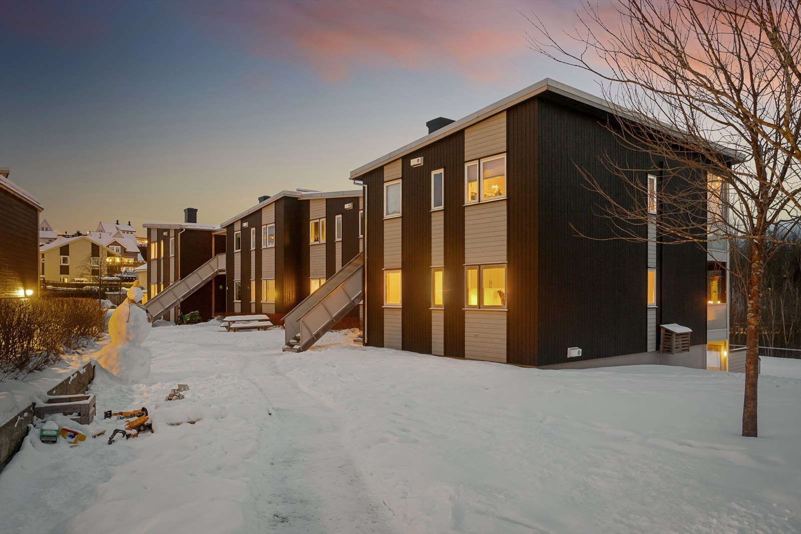 Boligens inngangsparti vender mot et stille og bilfritt tun - meget barnevennlig med videre bilfri vei bort til barnehage Galleribilde