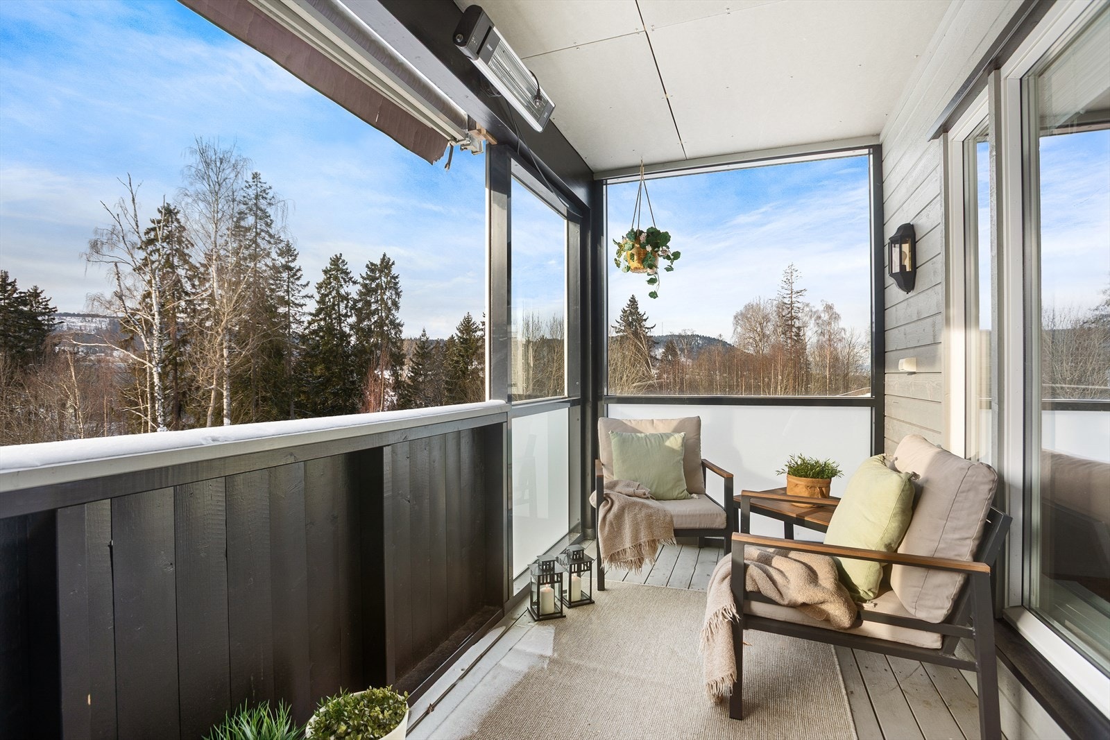 Fra stuen er det utgang til en takoverbygget veranda Galleribilde