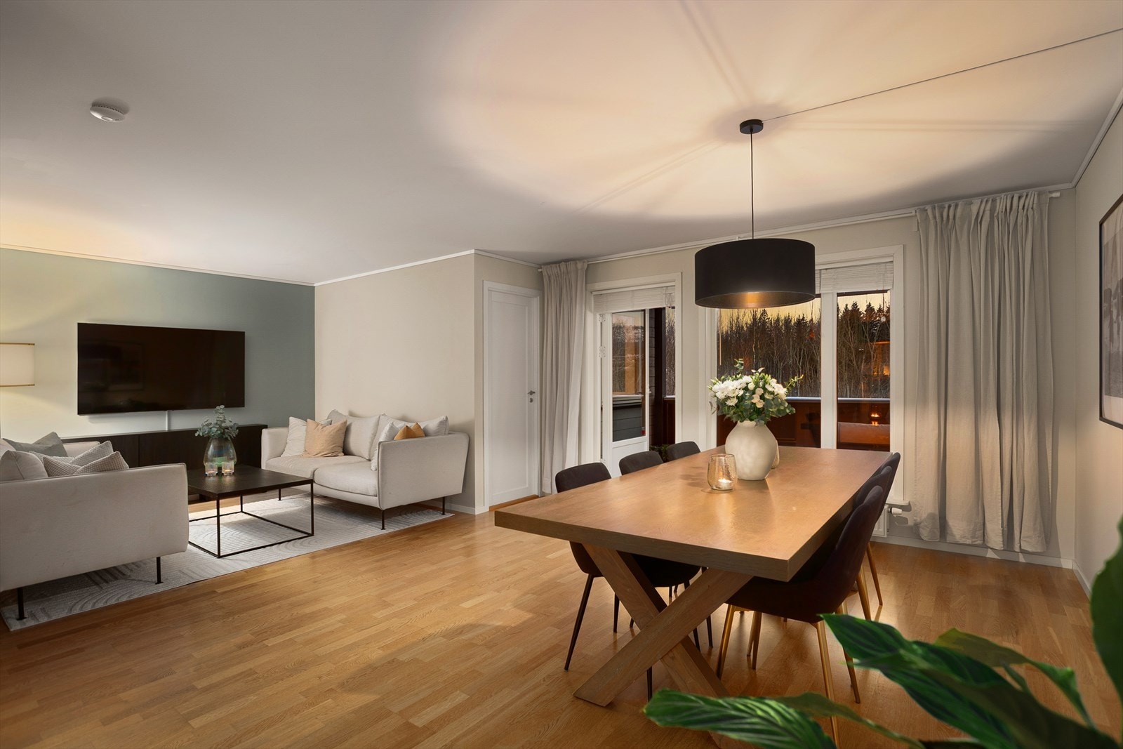 Rommet har fine møbleringssoner med naturlig inndeling Galleribilde