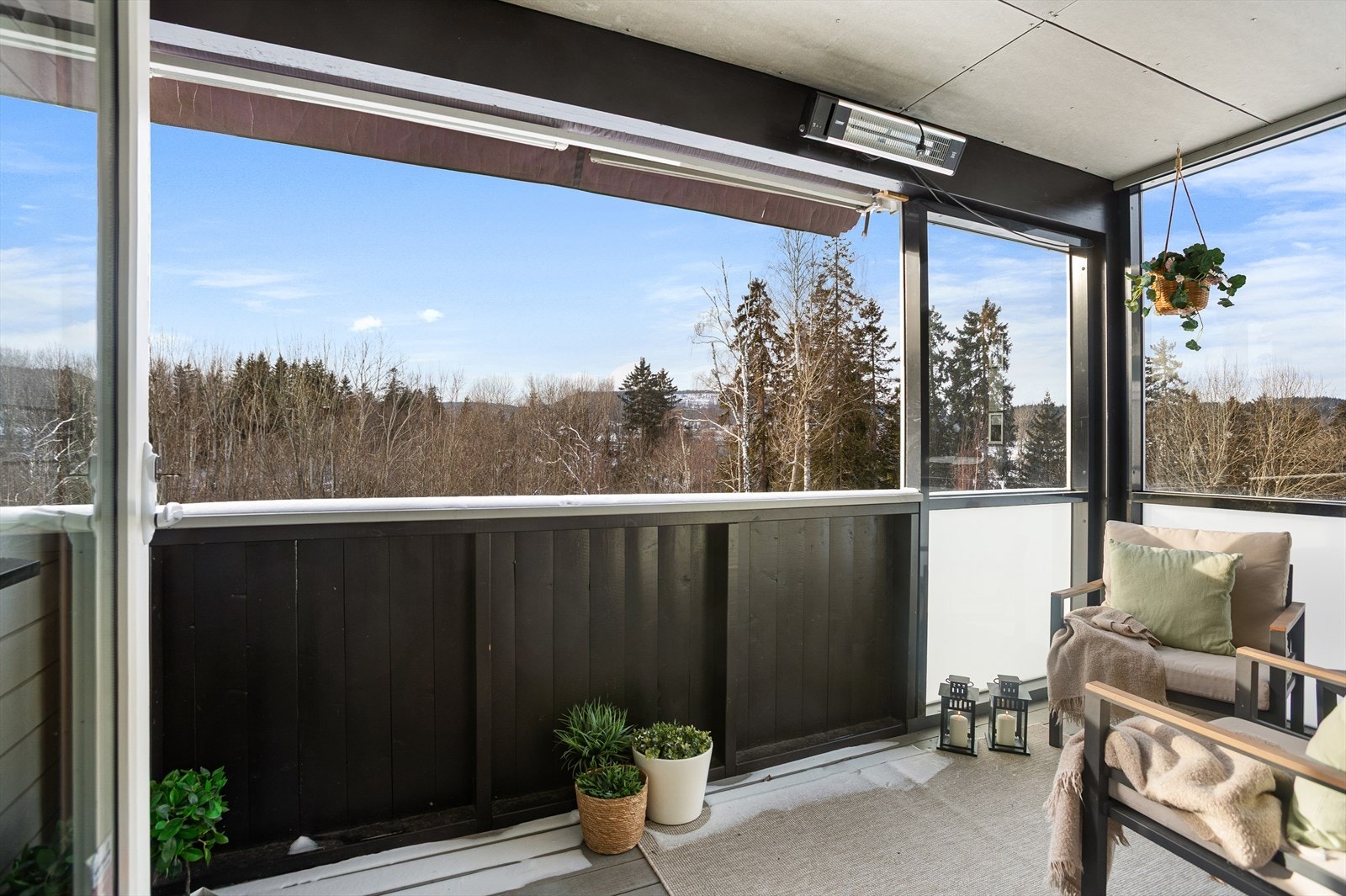 Verandaen har markise for solskjerming Galleribilde