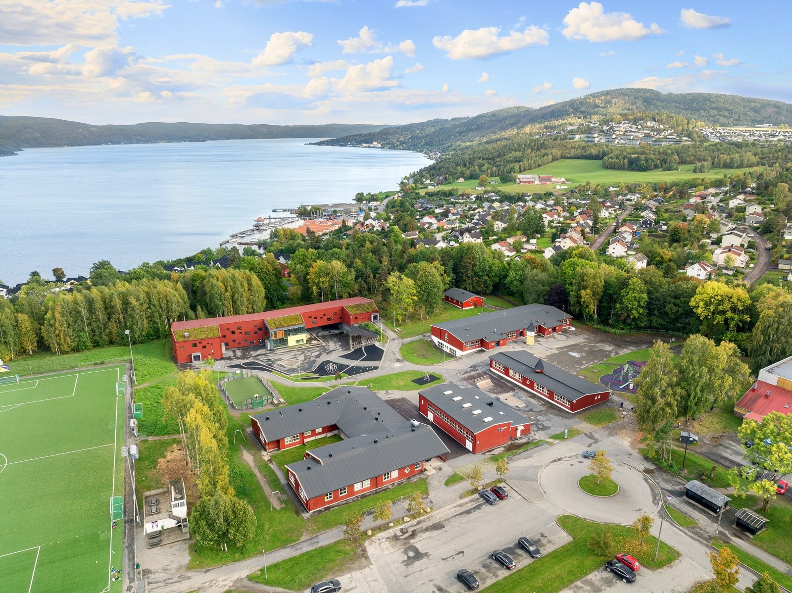 Boligen sogner til Åskollen som nærsentrum, med skole, dagligvare, lege, butikk mm. Galleribilde