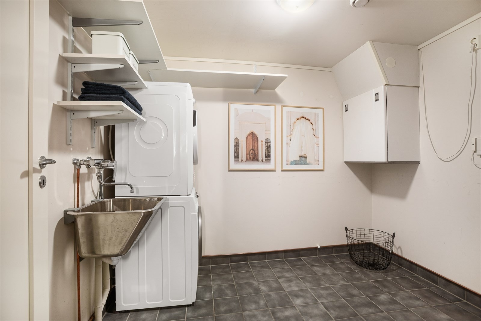 Fra badet er det adkomst inn til romslig vaskerom/teknisk rom/bod Galleribilde