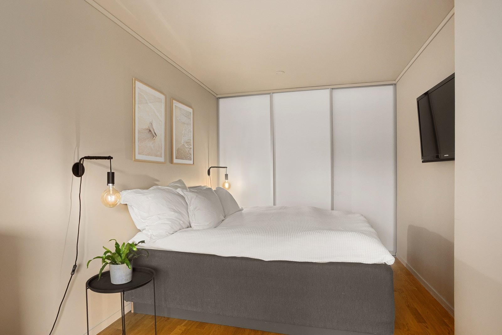 Dette er meget romslig, og har god plass for både dobbeltseng og tilhørende møblement Galleribilde