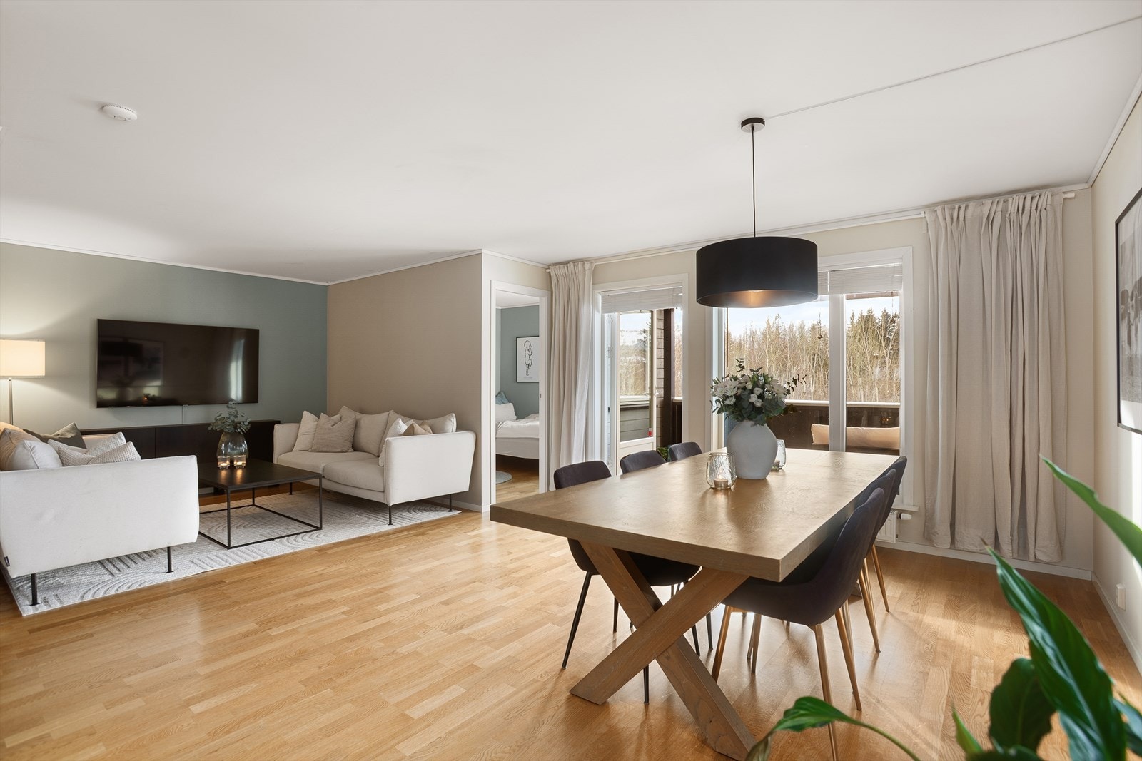 Rommet har rikt med lysinnslipp via store vinduer og terrassedører Galleribilde