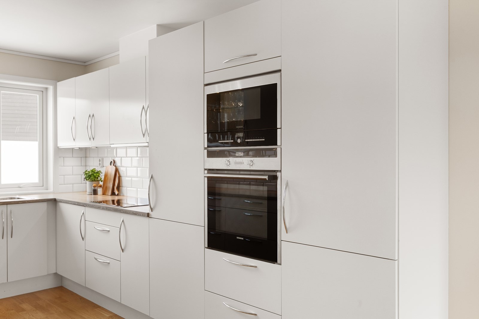 Kjøkkenet har integrerte hvitevarer hvor alle medfølger salget Galleribilde