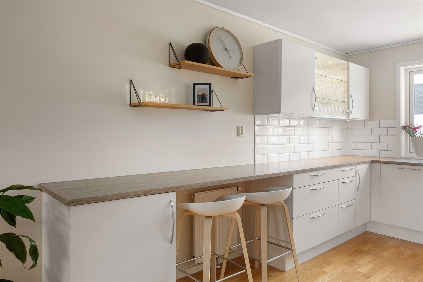 I tillegg til spisestue er det også en fin barløsning på kjøkken Galleribilde