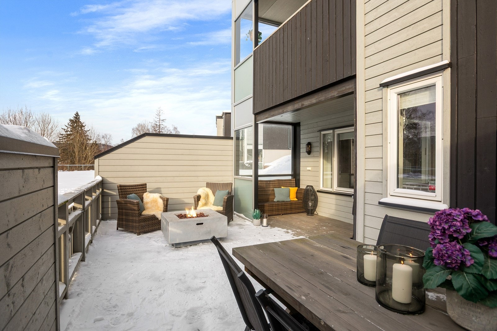 Uteområdet er meget idyllisk på sommerstid, med frodige områder som omkranser uteplassen Galleribilde