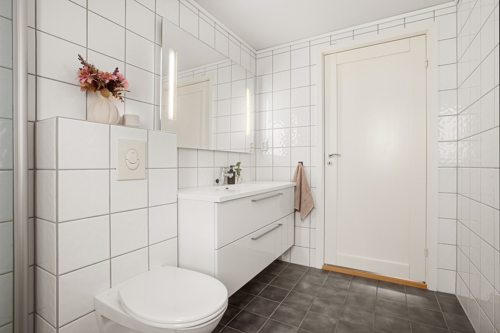 Vegghengt toalett og servant - speil med belysning Galleribilde