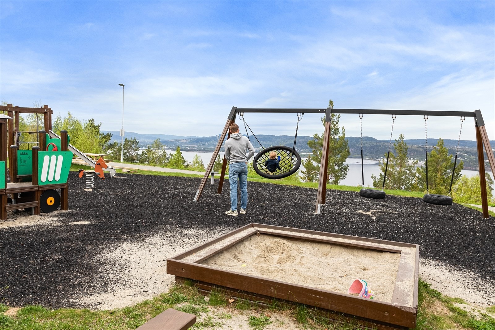 Det er rikt med lekeplasser i området. Her kan barna velge sin favoritt-lekeplass. Galleribilde