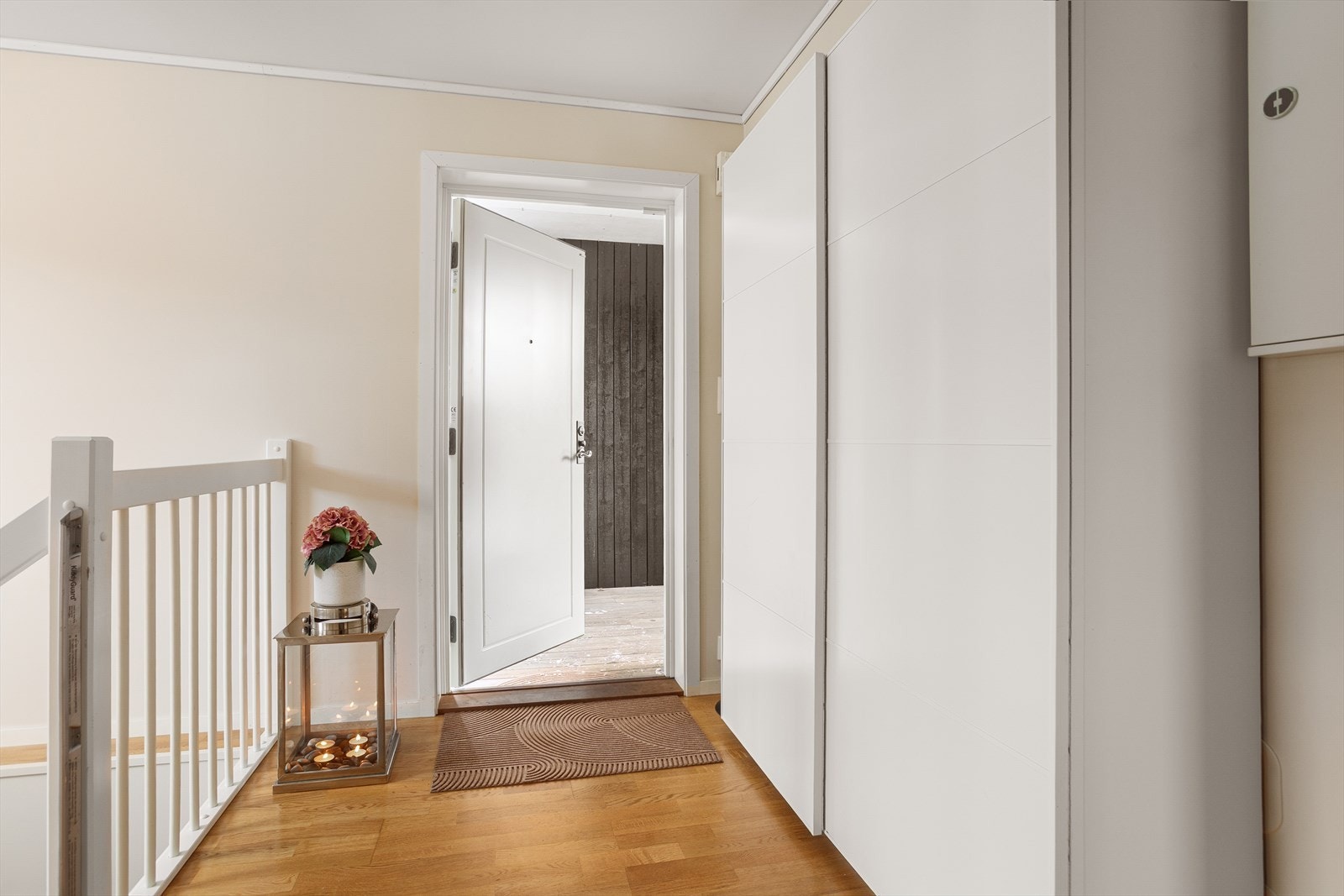 Inn i gang/entré er det skyvedørsgarderobe med plass for å henge fra seg yttertøy Galleribilde