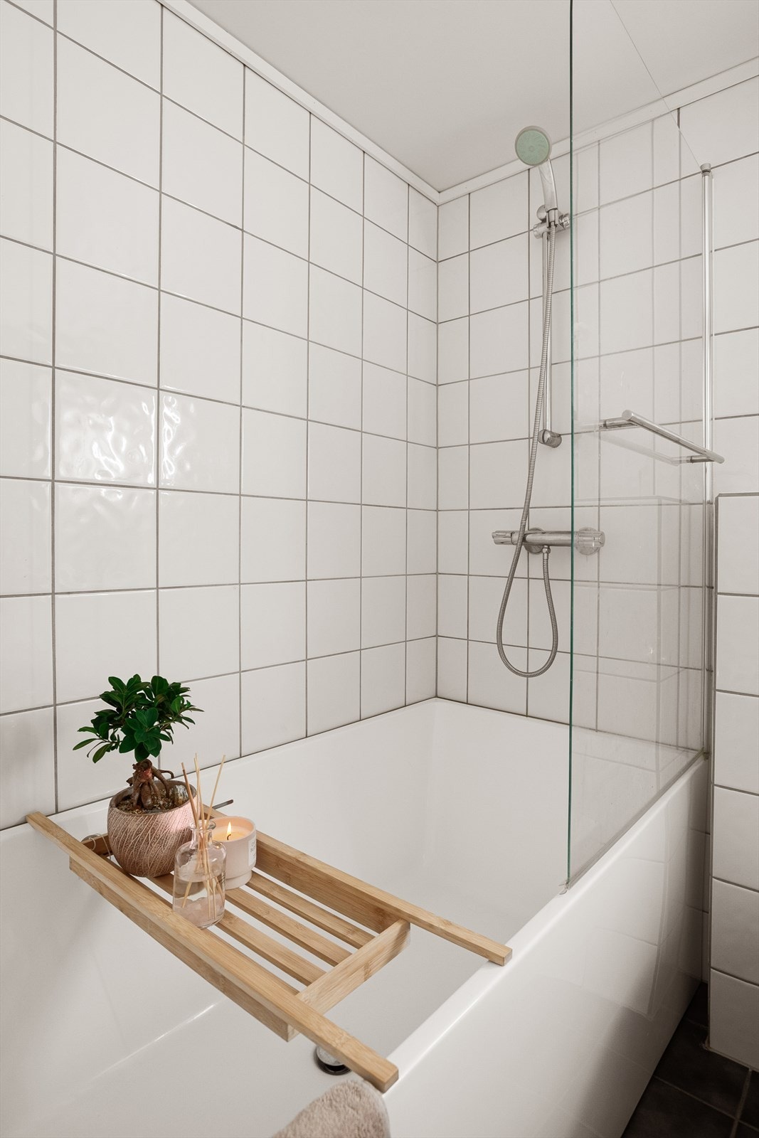 Badekaret har smart innfellbar dusjvegg for kombinert løsning Galleribilde