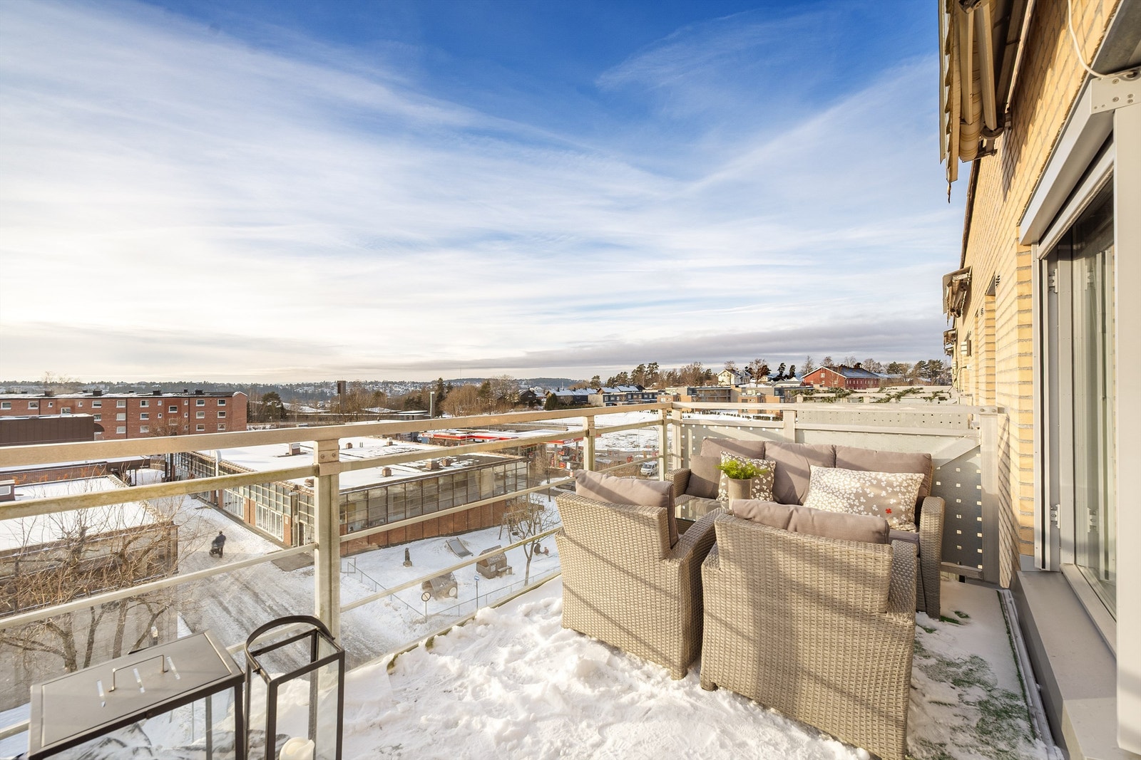 Leiligheten ligger i øverste etasje og har en vestvendt balkong på 9 m². Foto: Martine Eren Jacobsen. Galleribilde