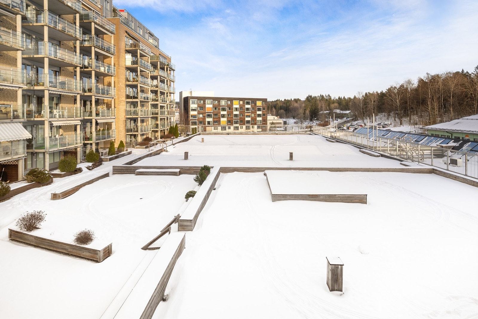 Tomten er pent opparbeidet med asfalterte adkomstveier og sittebenker. Borettslaget har felles takterrasser i 4. etasje og i 11.etasje. Galleribilde