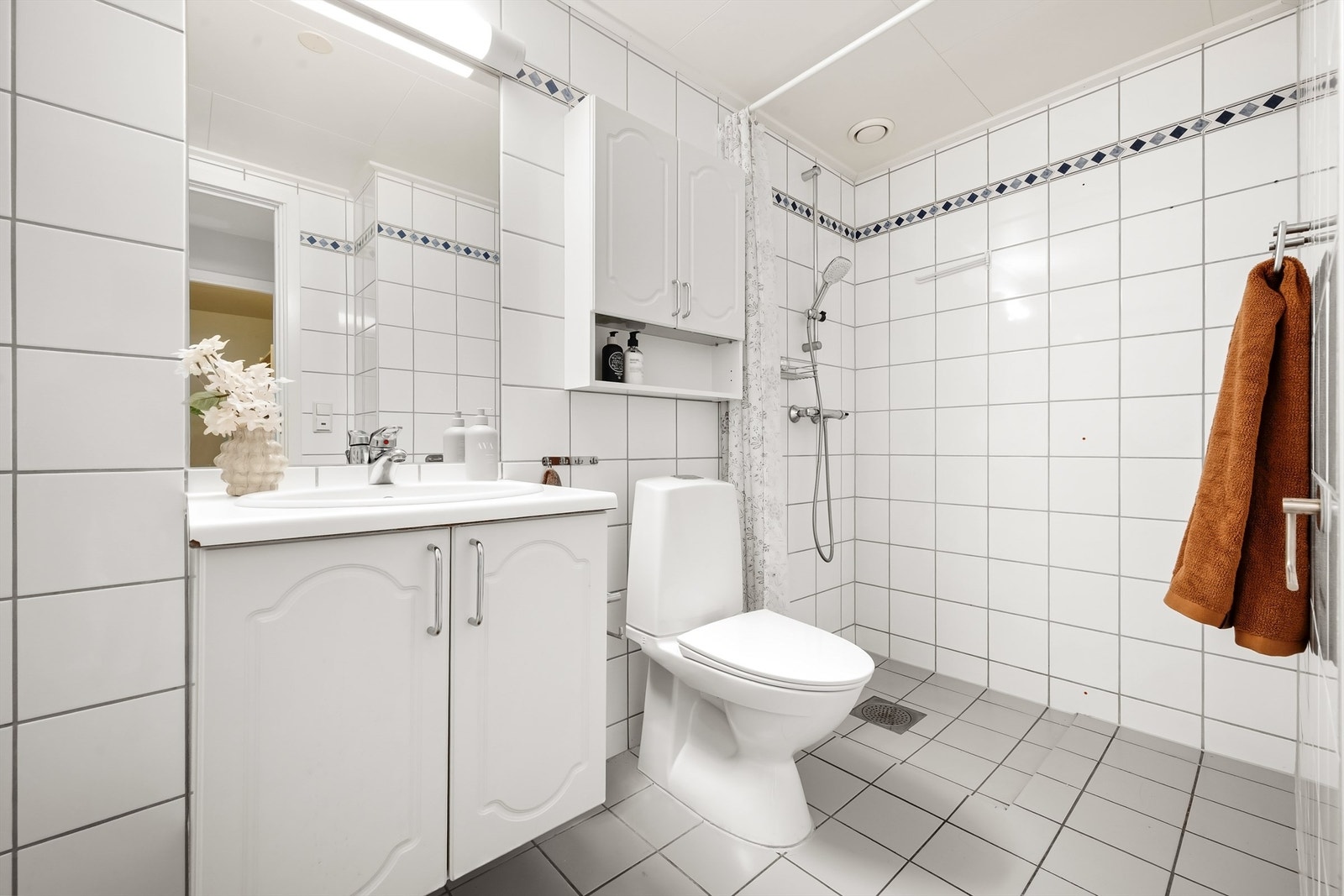 Badet er flislagt og har varmekabler i gulvet for ekstra komfort. Galleribilde