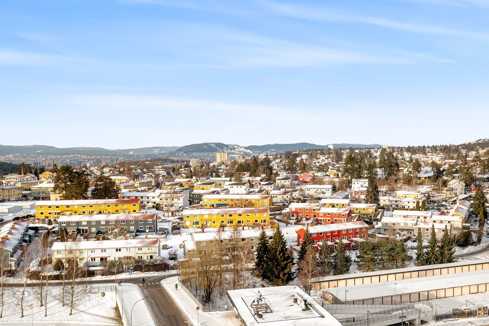 Utsikten fra takterrassen, mot vest og mot Ulsrud.
Fra Bøler er det kort vei til marka, samtidig som det er gode forbindelser til sentrum. Galleribilde