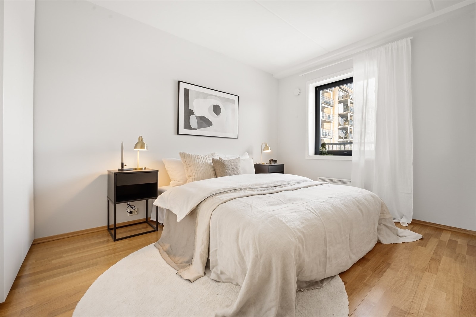 Leiligheten har to soverom av god størrelse. Dette er hovedsoverommet. Galleribilde