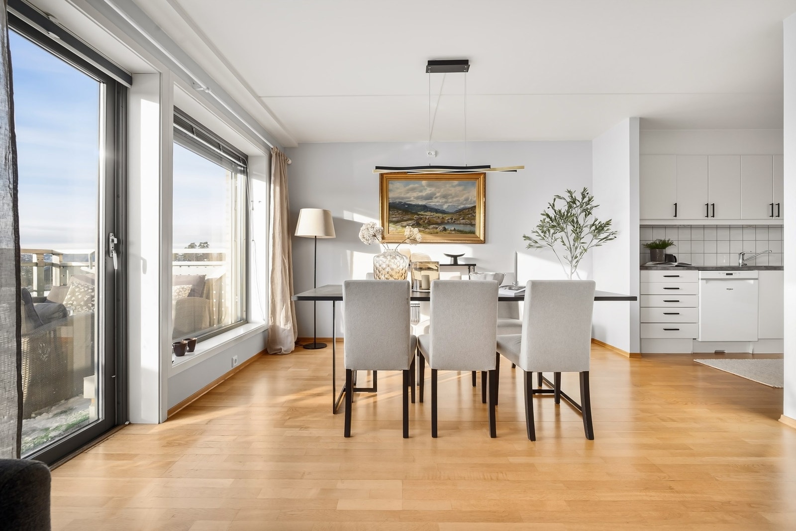 Store vindusflater gir rikelig med naturlig lys inn i rommet. Galleribilde