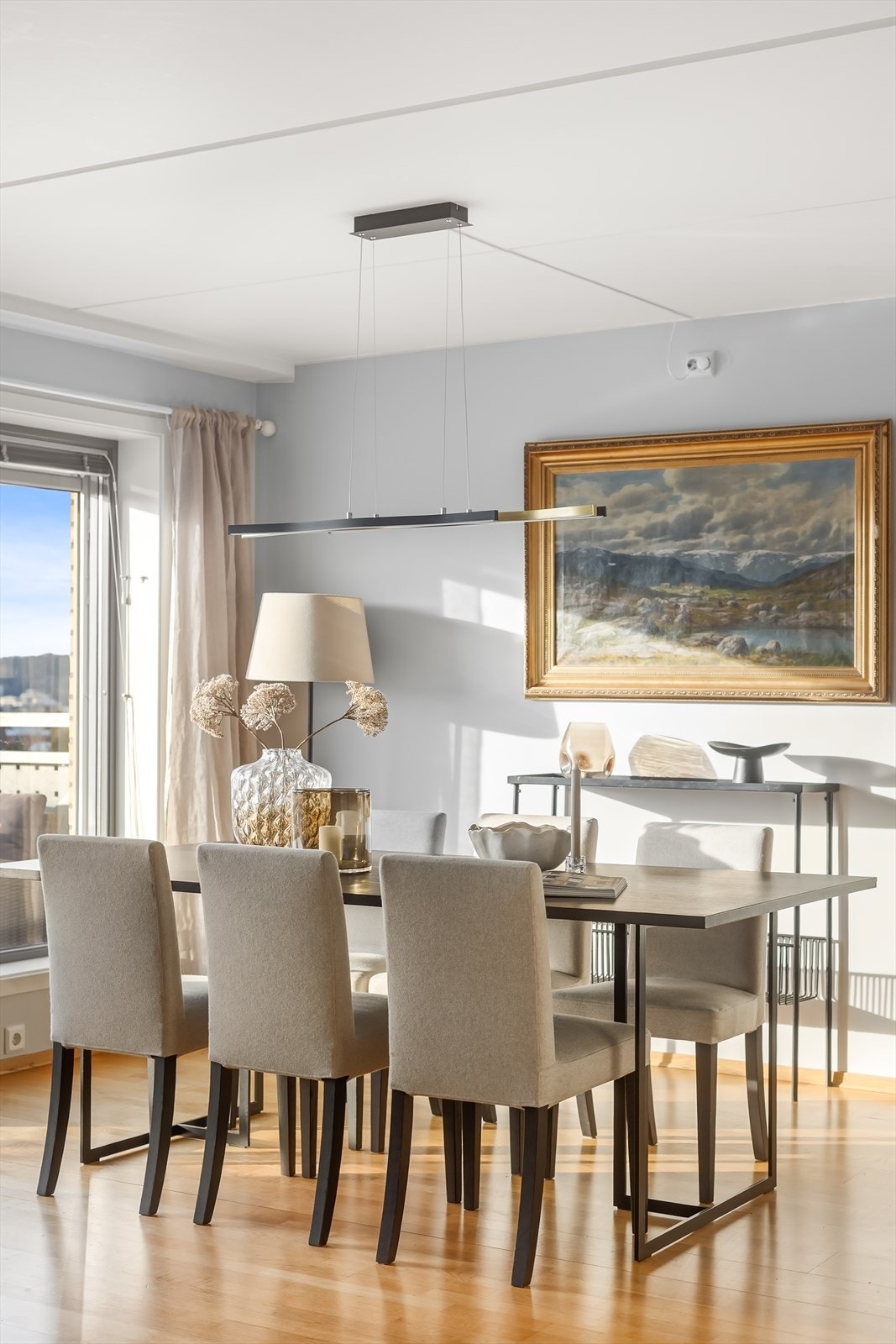 Takhøyden på 2,39 meter i stuen bidrar til en god romfølelse. Galleribilde