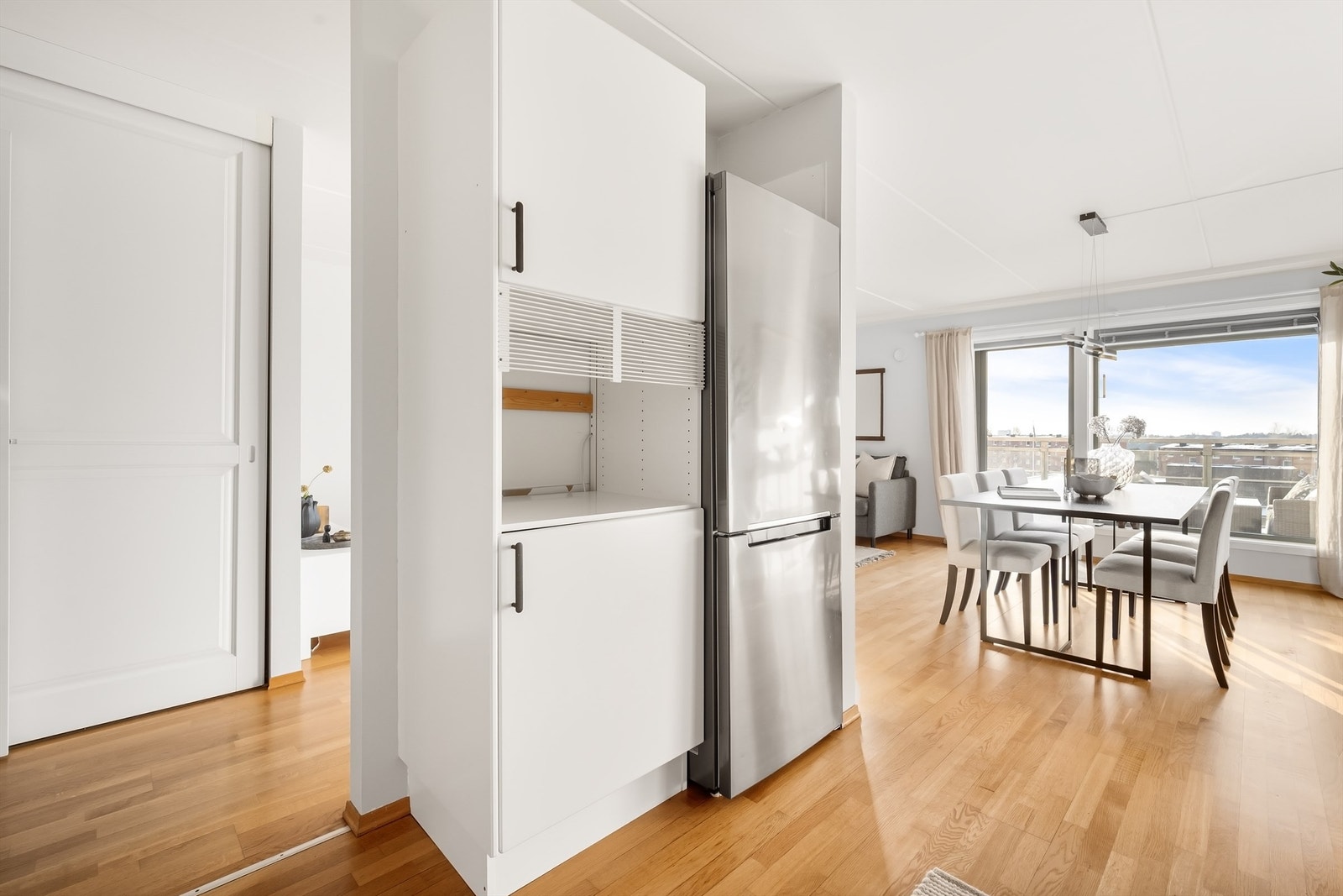 Kjøkkenet er utstyrt med frittstående hvitevarer, inkludert kjøleskap med frysedel. Galleribilde