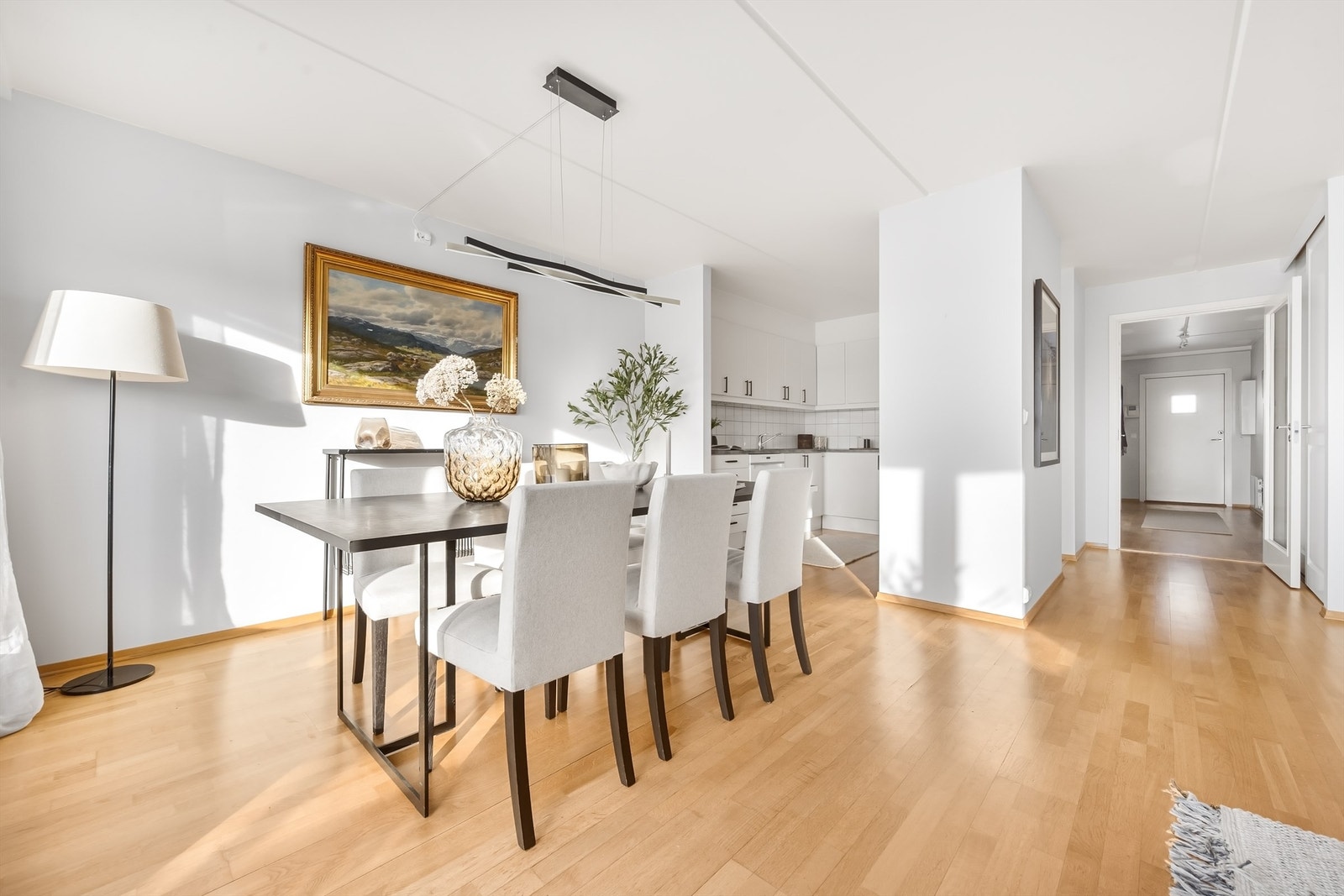 Gjennomgående parkett i oppholdsrommene gir et helhetlig og pent inntrykk. Galleribilde