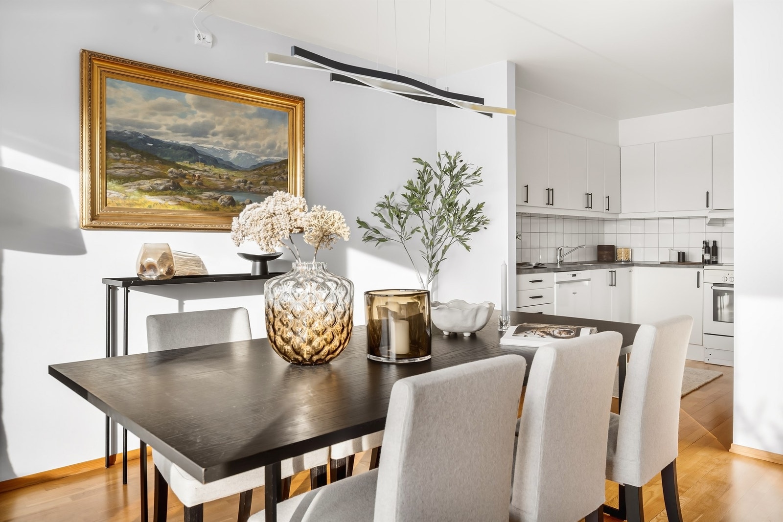 Spisestuen blir et naturlig samlingspunkt i leiligheten. Galleribilde