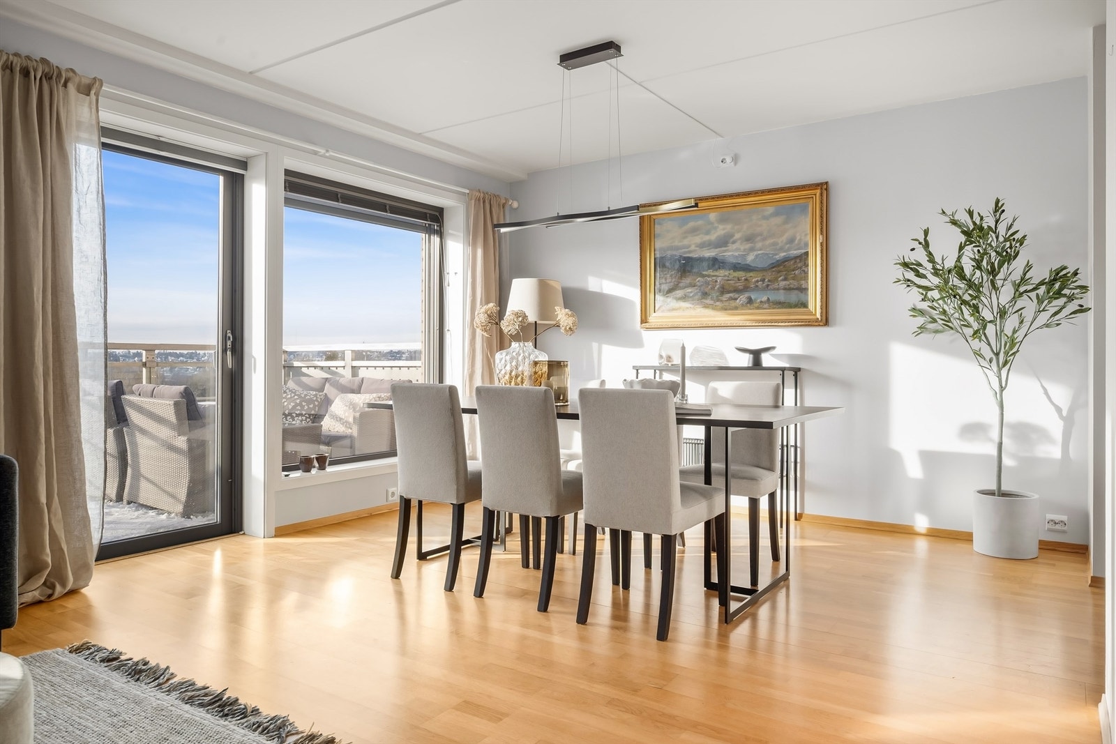 Fra stuen er det direkte utgang til den romslige balkongen. Galleribilde