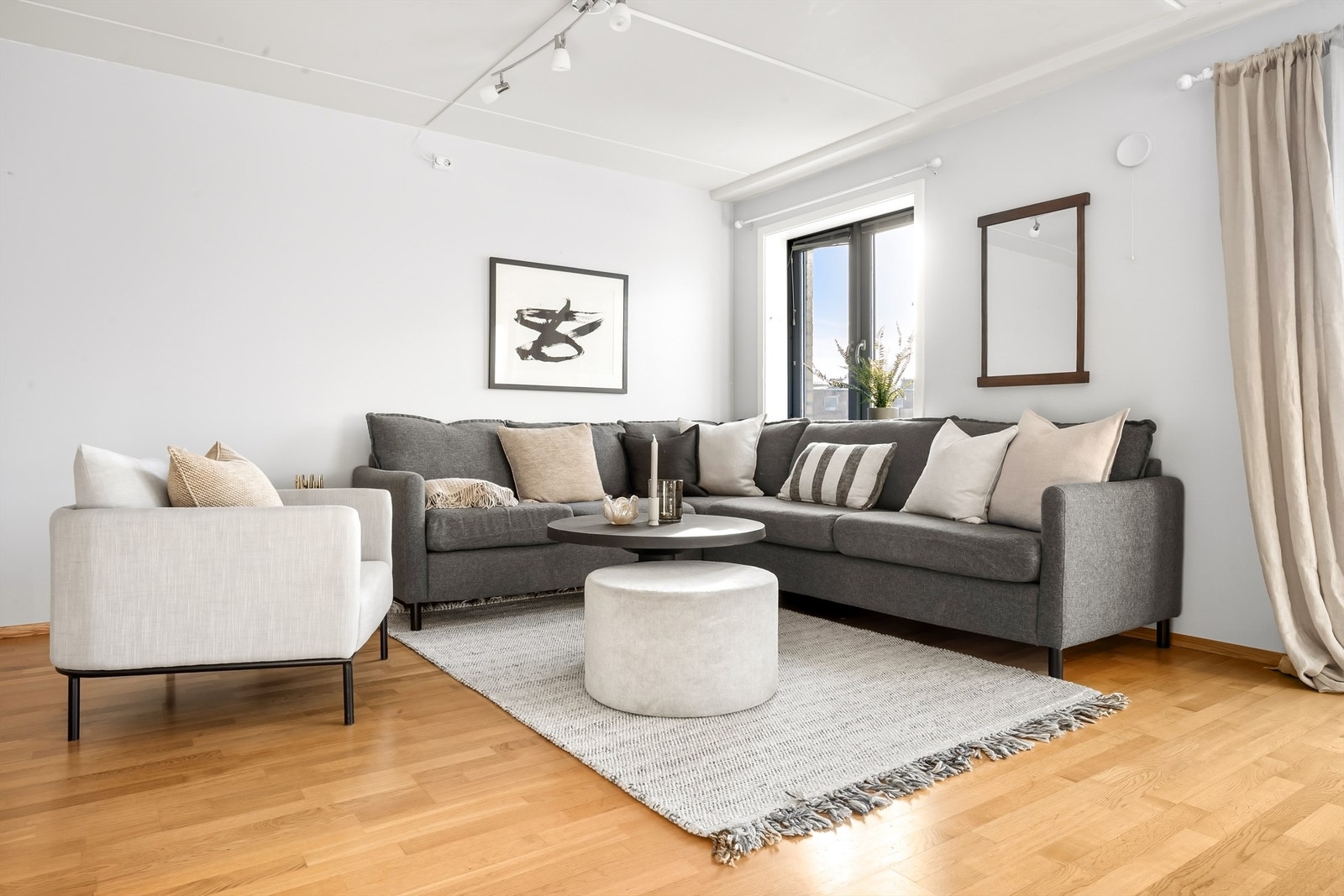 Her er det god plass for en komfortabel sofakrok. Galleribilde