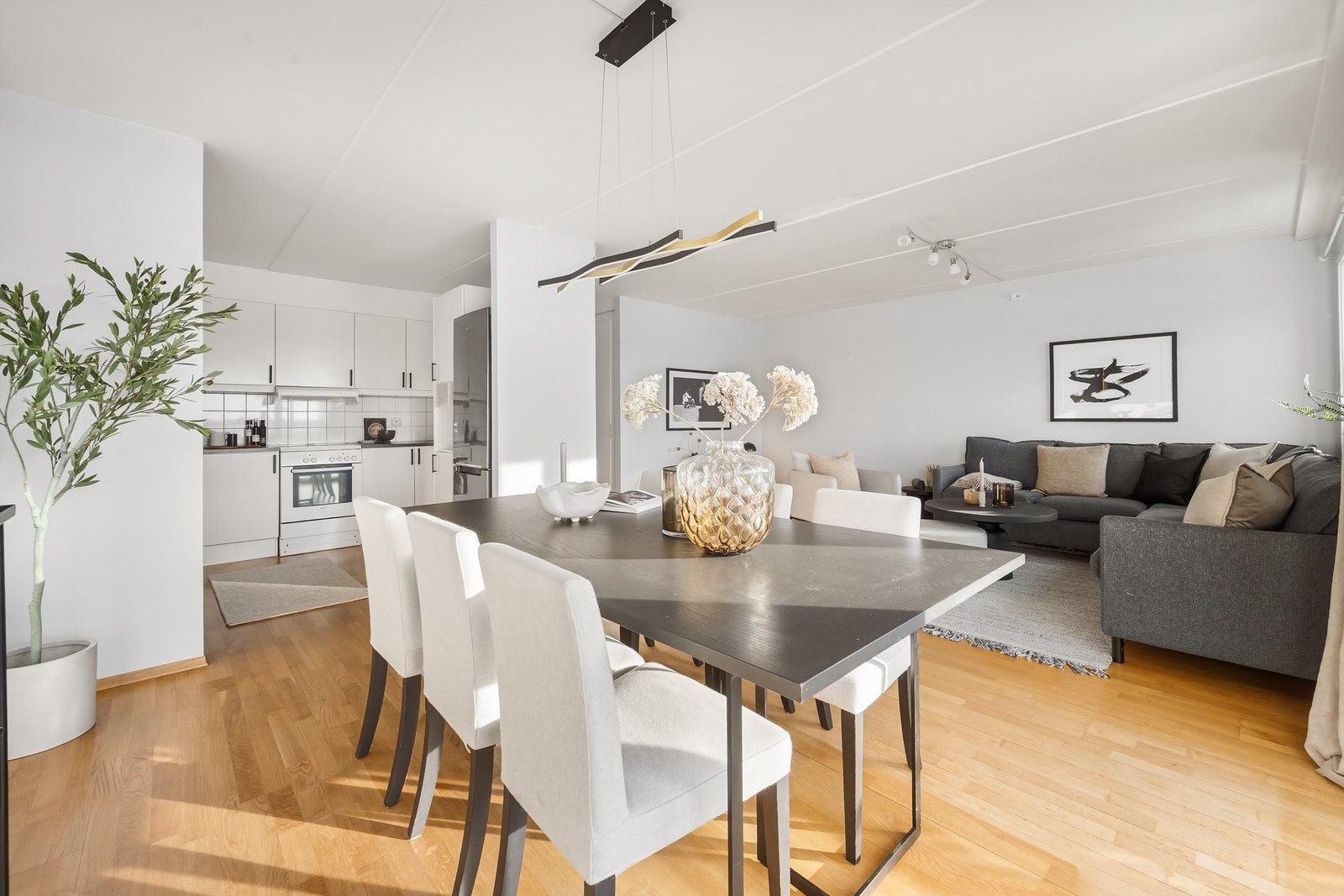 Den åpne løsningen mellom stue og kjøkken skaper en sosial og luftig atmosfære. Foto: Martine Eren Jacobsen. Galleribilde