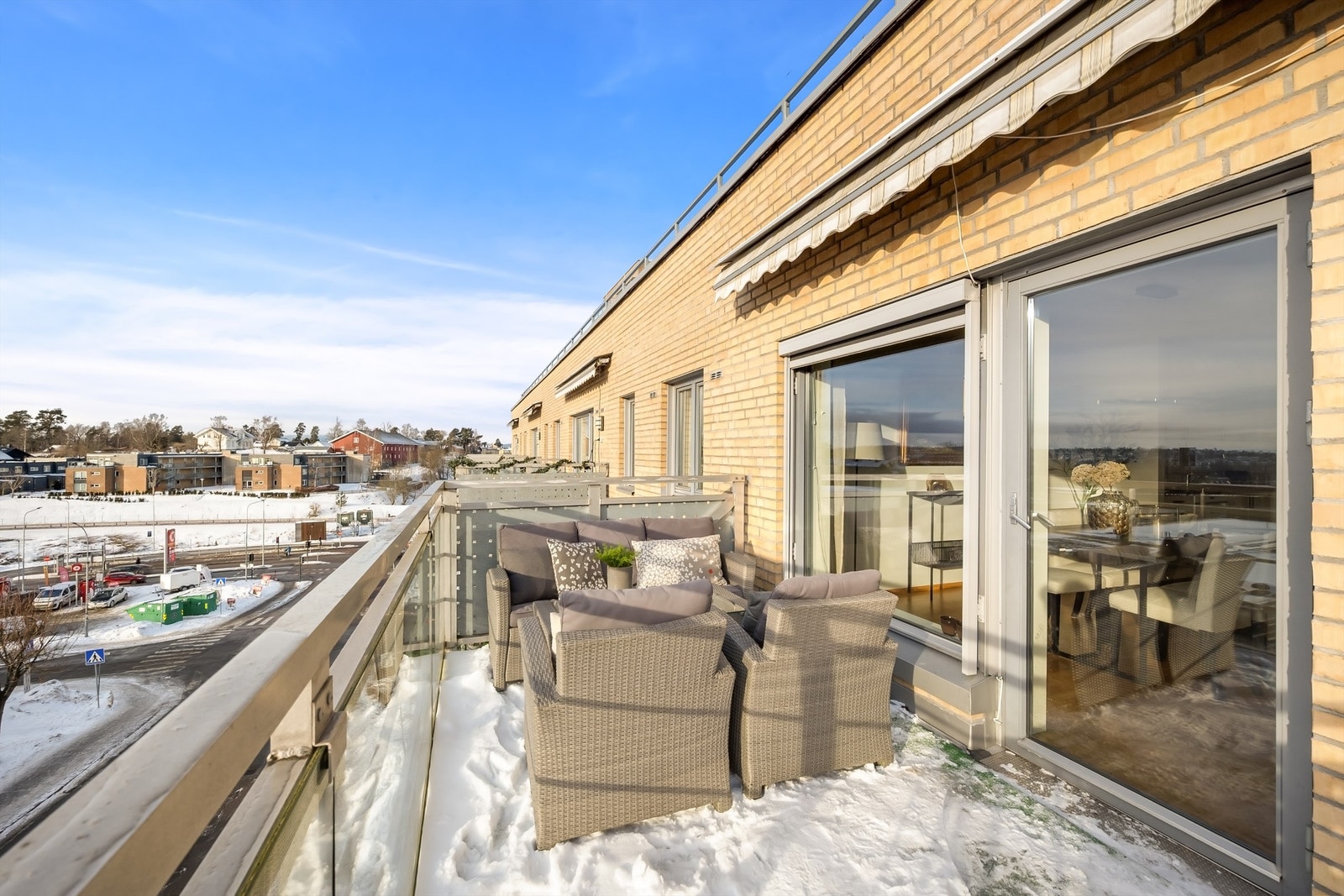 Her er det god plass til en sittegruppe for å nyte utsikten. Galleribilde