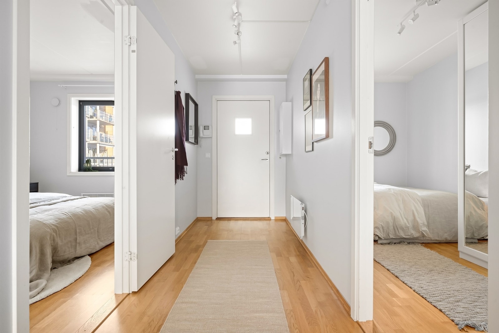 Entréen har parkett på gulv og en lydisolert dør som sikrer et rolig innemiljø. Galleribilde