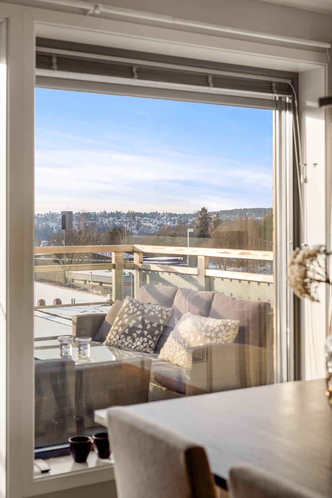 Balkongdøren i 2-lags glass slipper lyset inn, samtidig som den isolerer. Galleribilde