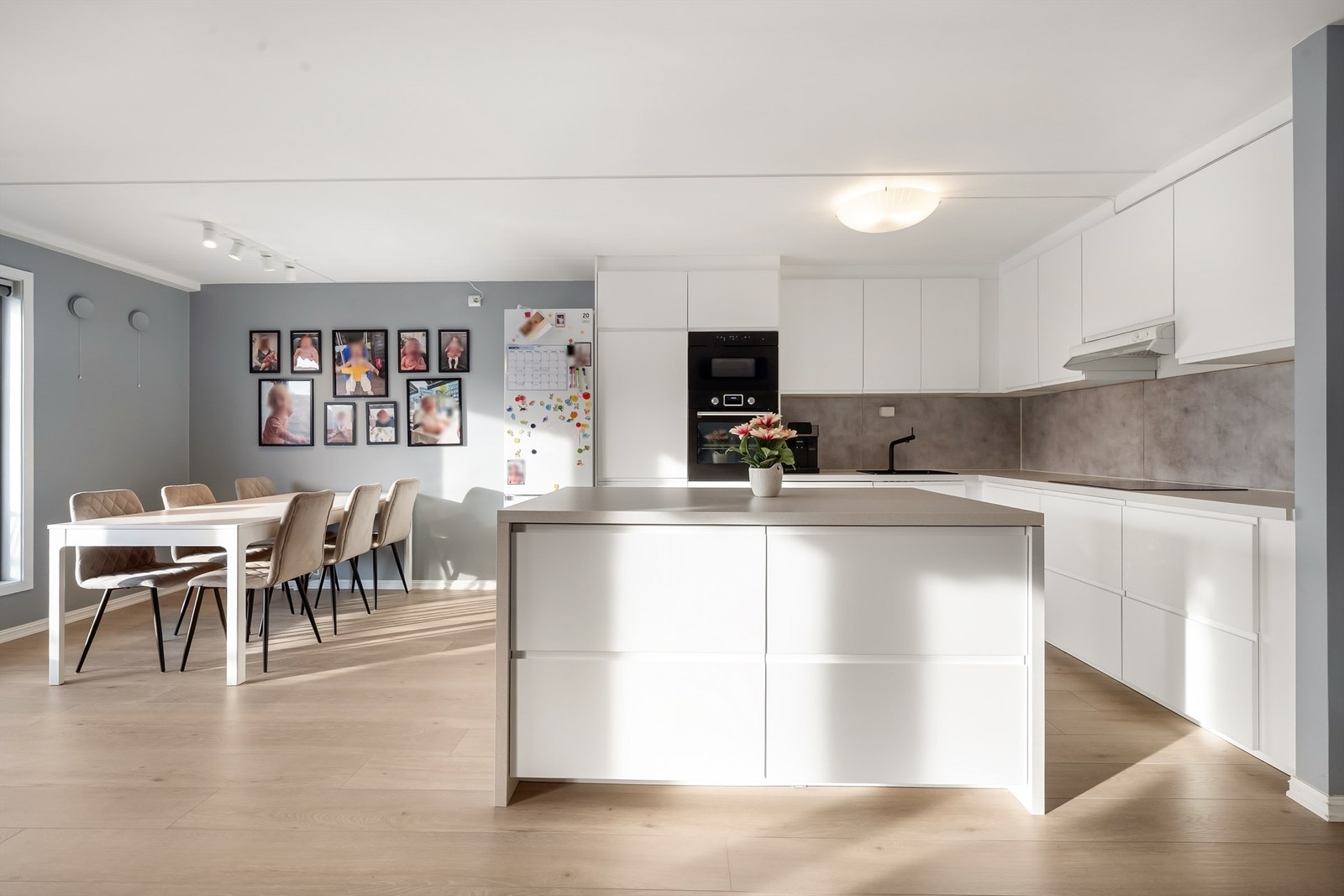 Alternativ løsning:
Åpne opp mellom kjøkken og stue?
Bilde fra naboleilighet. Galleribilde