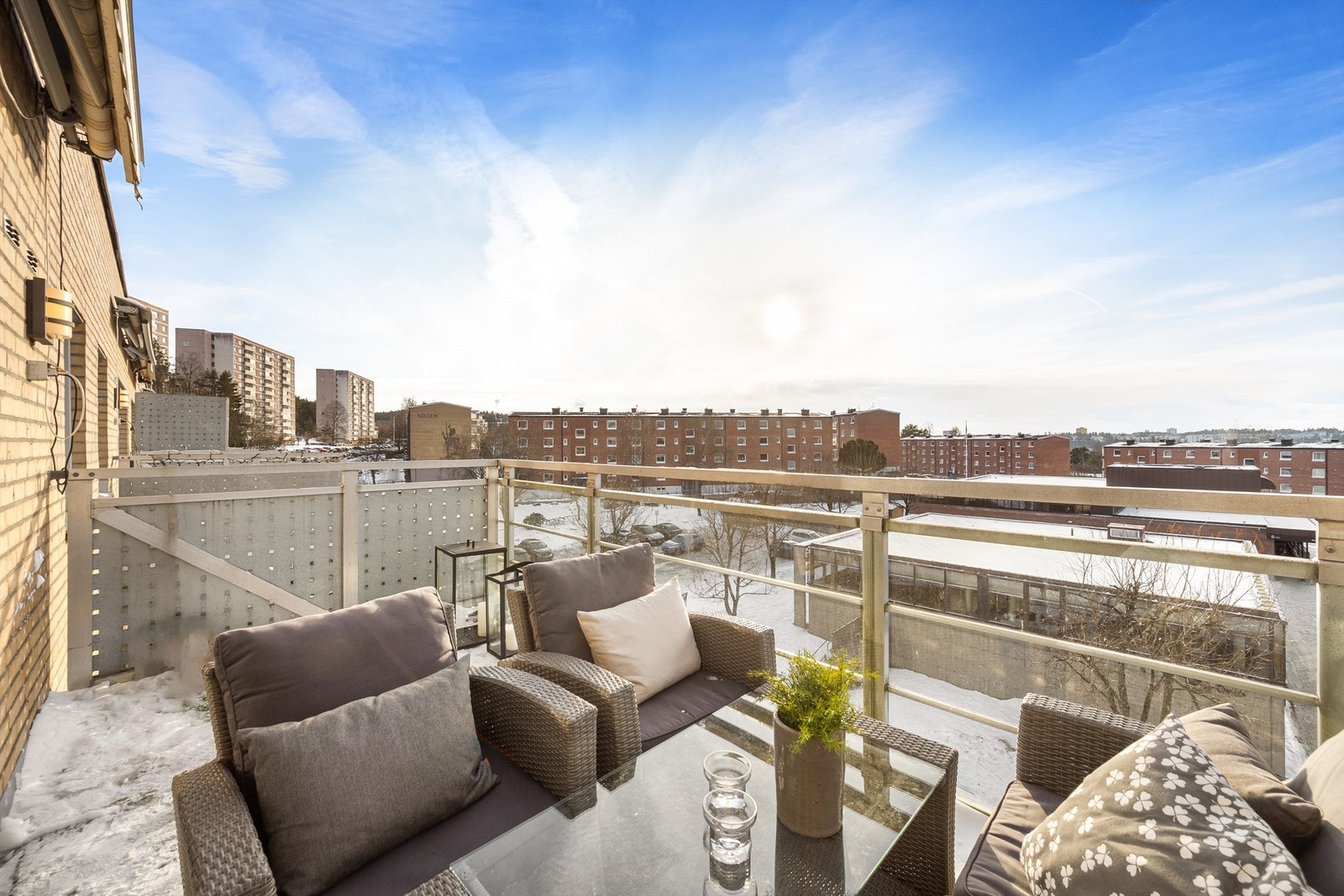 Balkongen har rekkverk av glass og metall, som sikrer en åpen følelse. Galleribilde