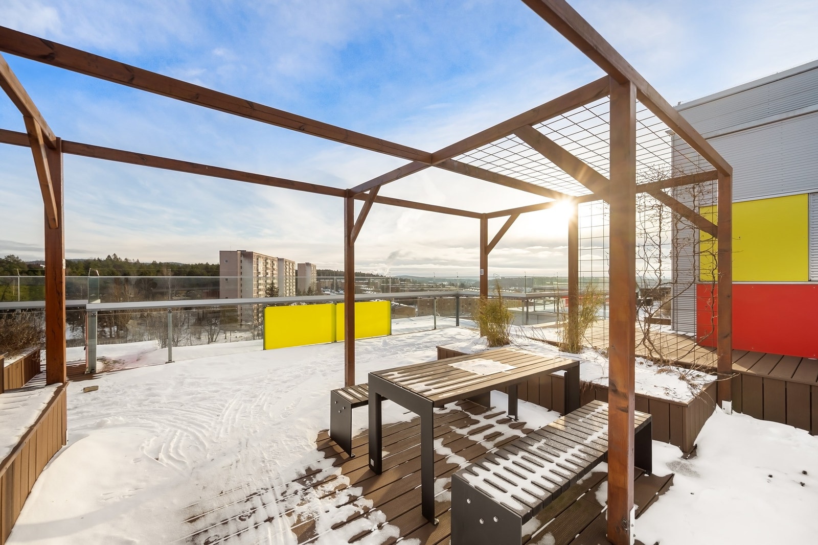 Takterrassen er møblert og gir en flott utsikt over nærområdet. Galleribilde