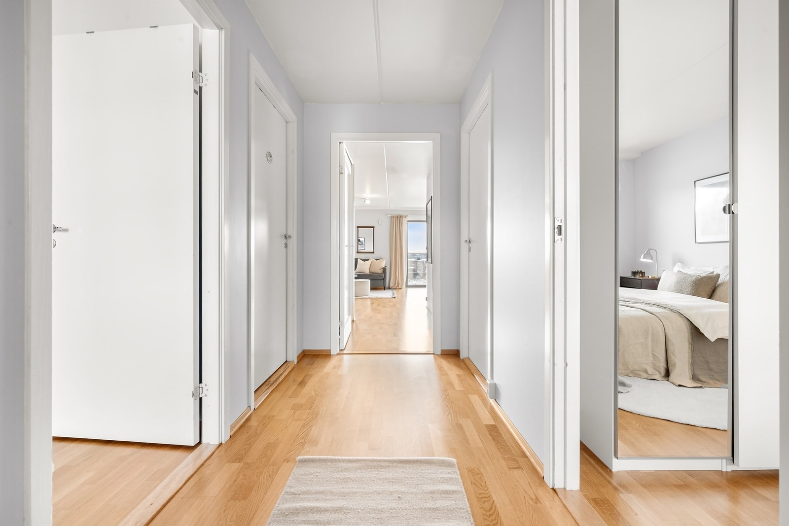 Fra entréen ledes du videre inn mot leilighetens sosiale sone med stue og kjøkken. Galleribilde