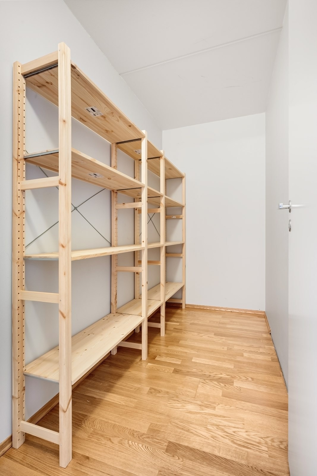 En praktisk innvendig bod på 4 m² gir rikelig med lagringsplass. Galleribilde