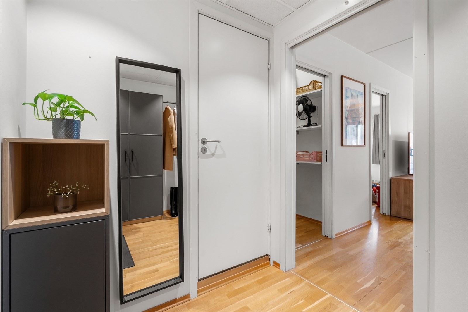 Leiligheten har et gjennomgående moderne preg med lyse overflater og parkett på gulv Galleribilde