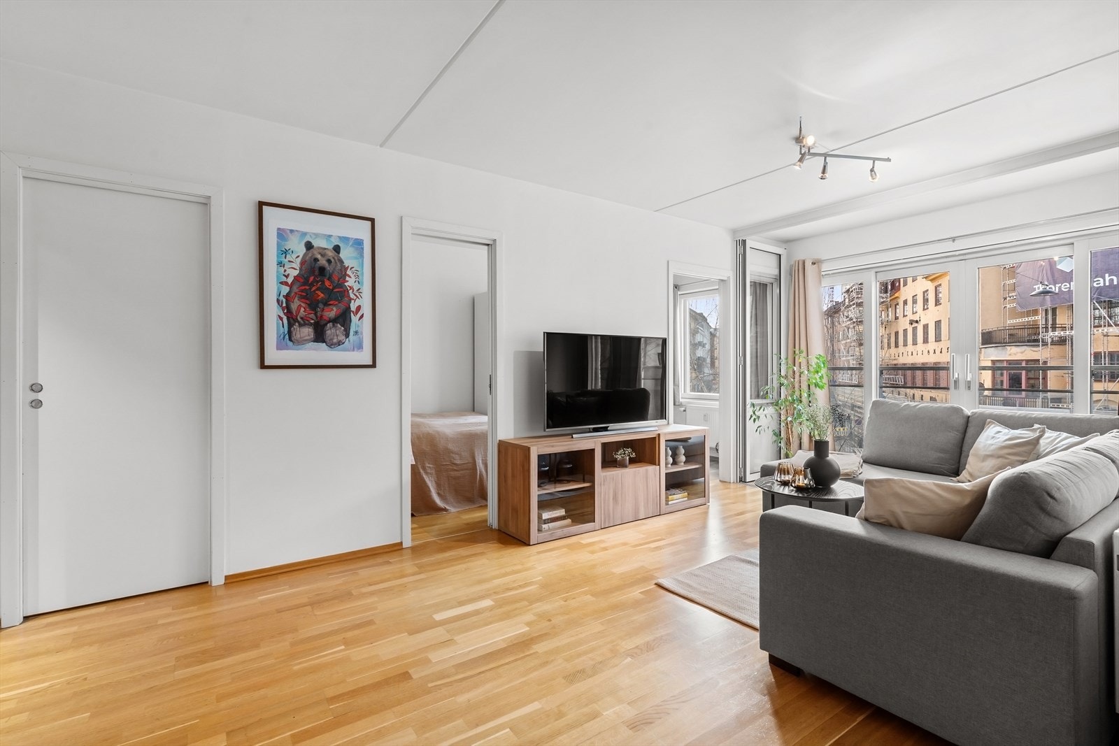Leiligheten ligger i 2. etasje med heis og har en effektiv og gjennomtenkt planløsning Galleribilde