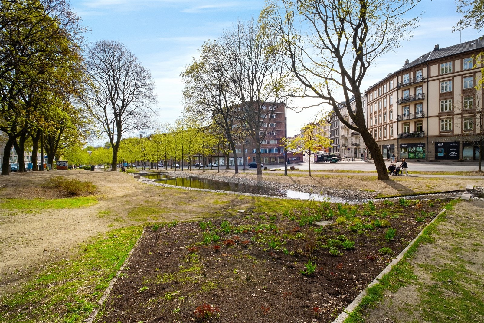 Nærområdet byr på et rikt utvalg av kafeer, restauranter, butikker og servicetilbud, kombinert med gode kollektivforbindelser og grønne rekreasjonsområder - alt innen kort avstand, med det beste Oslo har å by på Galleribilde