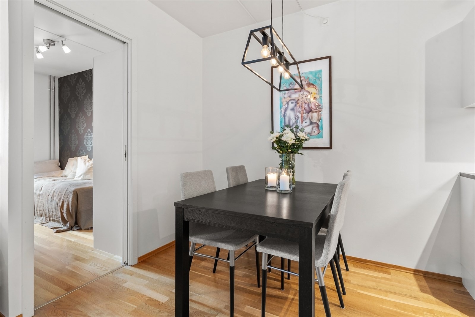 Det er god plass til spisebord i direkte tilknytning til kjøkkenet Galleribilde