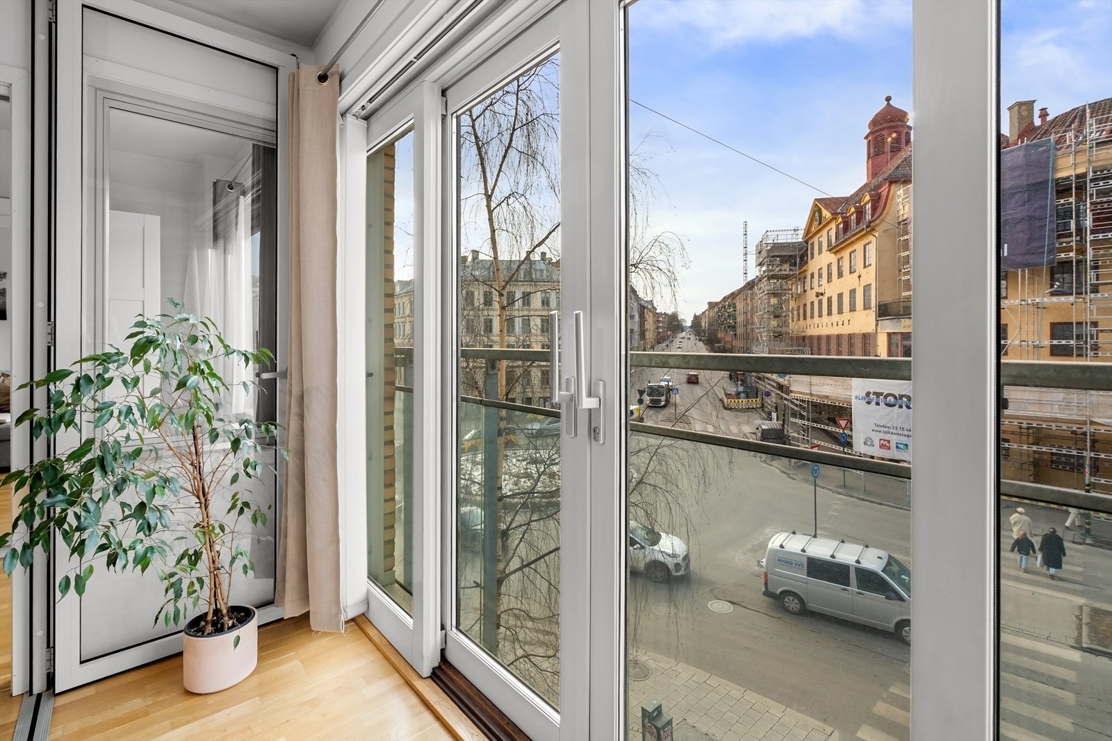 Dørene kan skyves i begge retninger og åpnes helt opp mot fransk balkong med rekkverk, noe som gir en herlig følelse av å sitte ute - som en liten balkong eller vinterhage Galleribilde