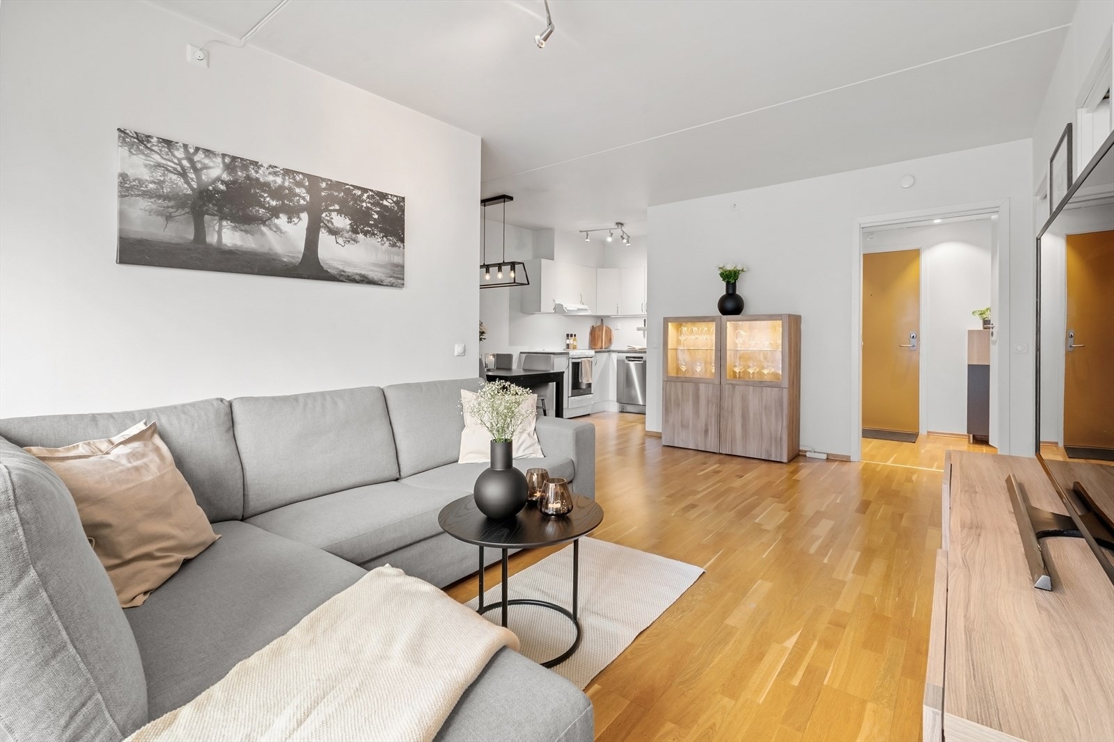 Det er god plass til både sofa- og spisegruppe i stuen Galleribilde