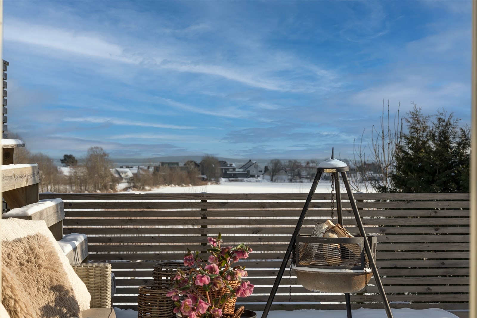 Stor, skjermet og solrik uteplass med flott utsyn mot Oslofjorden! Her er det plass til både sittegruppe og spisebord. Galleribilde