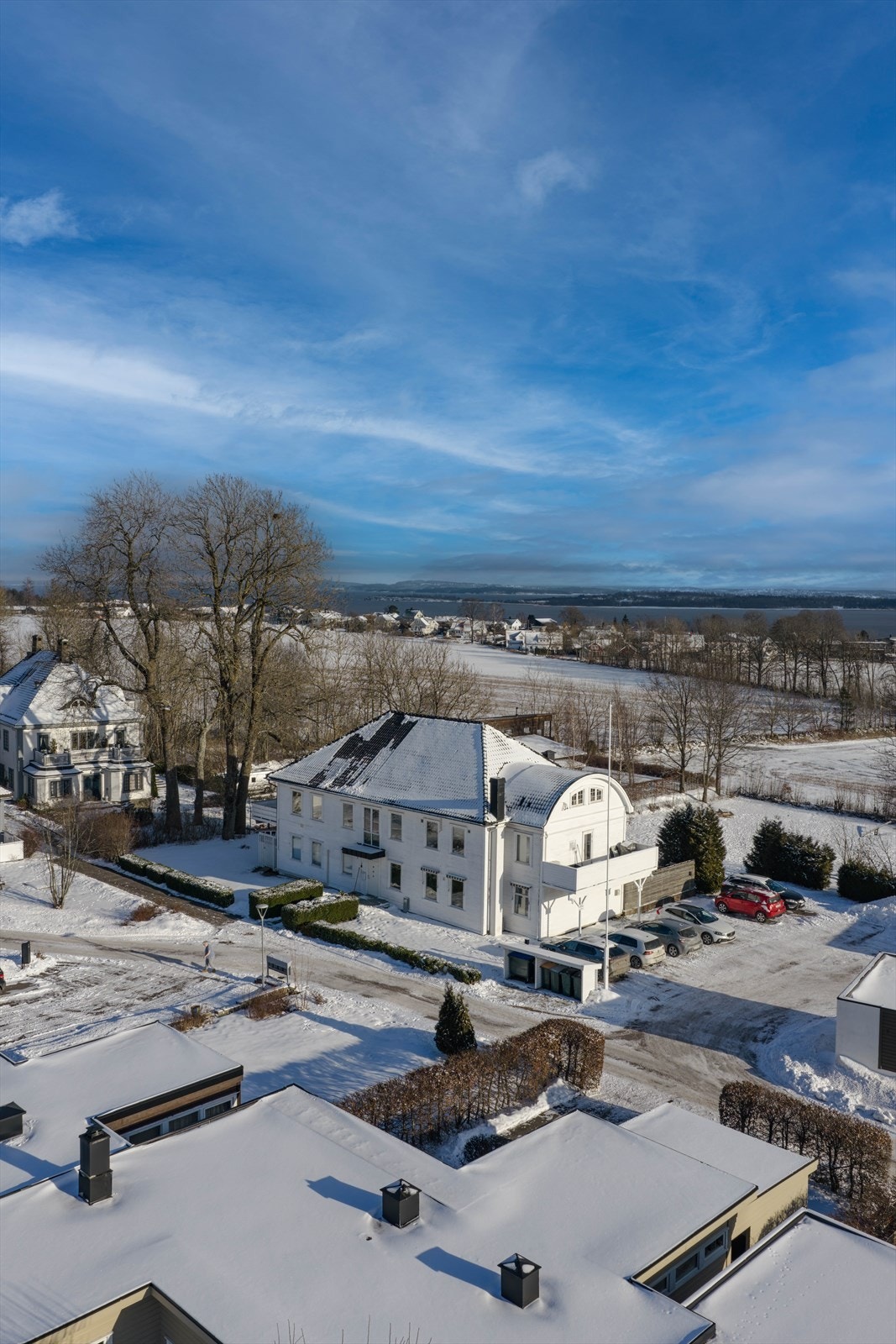 Leiligheten ligger rolig og landlig til med utsikt over åker og eng og videre ut mot Oslofjorden. Galleribilde