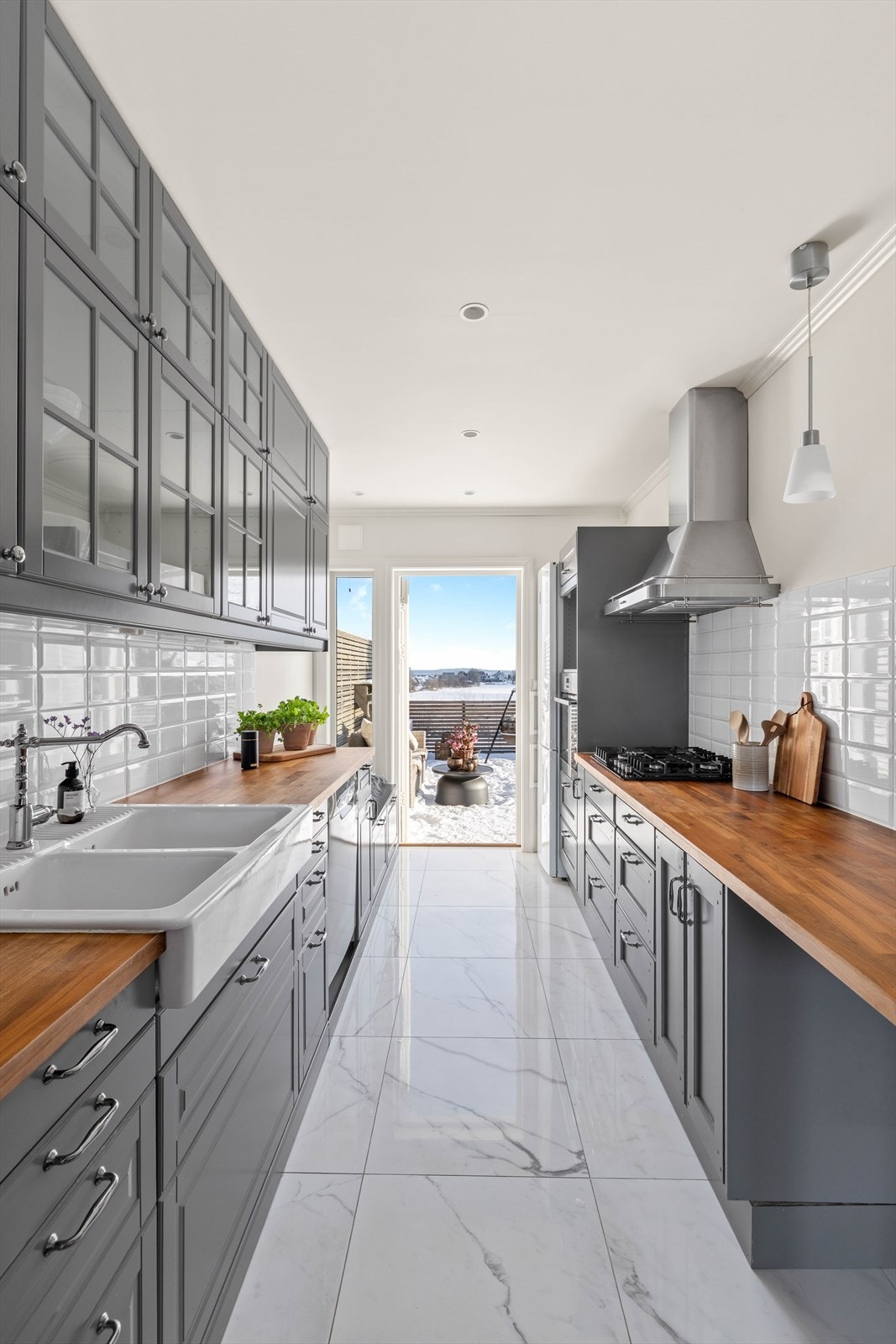 I enden av kjøkkenet er det en koselig sittebenk hvor morgenkaffen kan nytes. Herfra er det utgang til en stor, usjenert og lun terrasse! Galleribilde