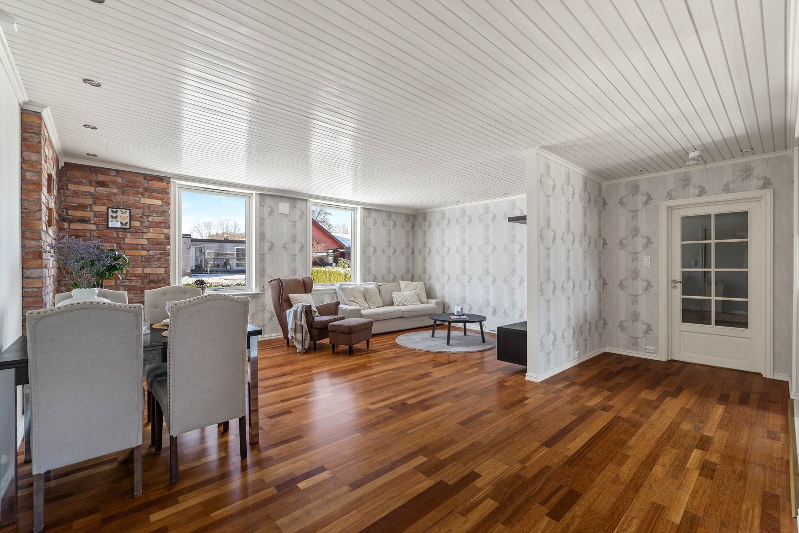 Leiligheten fremstår som en lys og innbydende leilighet med store og gode rom. Galleribilde