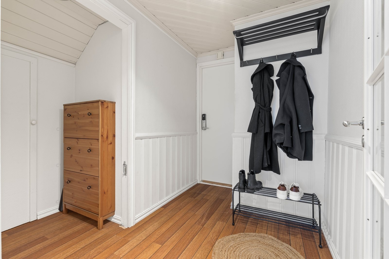 Her er det fint plass til sko og ytterklær, og herfra er det også tilgang til en praktisk lagringsbod. Galleribilde