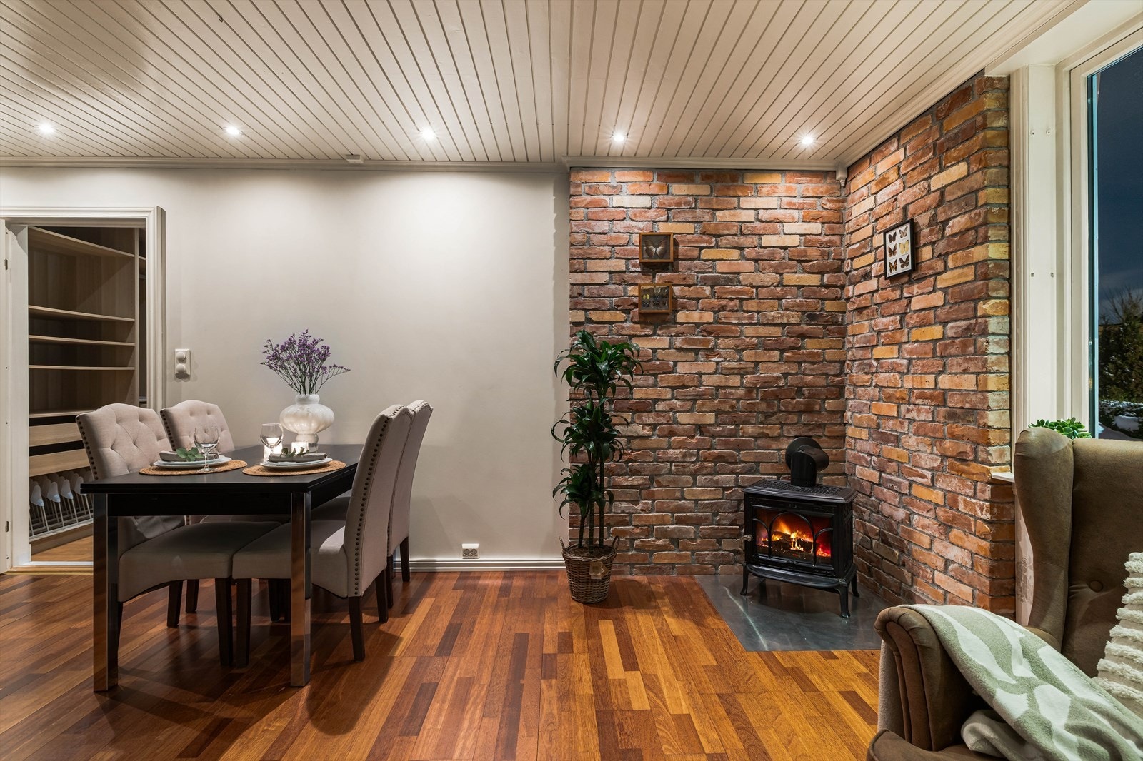 Det er god plass til spisestue hvor familie og venner kan samles for hyggelige samtaler og gode måltider. Galleribilde