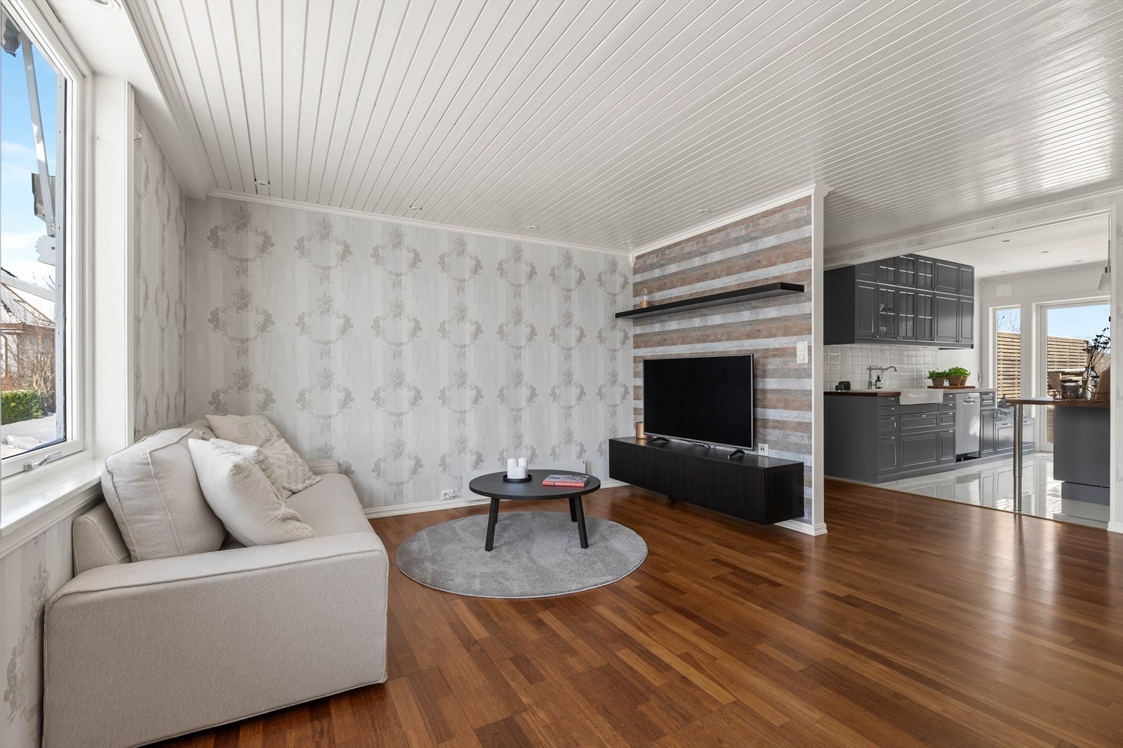 Stue og kjøkken ligger også i en delvis åpen løsning som gir en lys og luftig oppholdssone. Stuen har for øvrig også fint plass til sofaløsning med tilhørende TV-møblement. Galleribilde